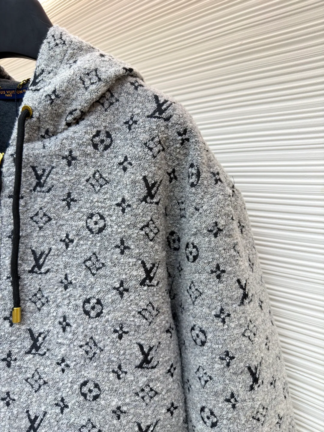 LOUIS VUITTON bouclé printed hooded zipper sweatshirt ●Original version: Purchased and developed by 36899 ●Item number: 1681759-C25 ●Fabric: cotton fabric ●Technology: Printing ●Color: gray ●Version: fitted version ●Weight: about 1325 grams ●Size: S-M-L-XL ●Description: Made of blended fleece fabric, treated with soft washing process, it feels soft and fluffy and has excellent warmth retention while avoiding pilling and deformation. The body of the garment is fully printed with the brand logo pattern, which is integrated through the jacquard weaving process. The pattern is clear and three-dimensional, not easy to fall off, and has both texture and recognition. The hooded design is equipped with drawstring details to suit different wear needs; the metal zipper opening and closing is both durable and decorative, and the zipper puller uses the brand's iconic metal parts to enhance sophistication. The fit is loosely cut, allowing you to wear it comfortably without restraint. The cuffs and hem are edged with the same fabric to ensure the stiffness of the fit. The stitching of the whole garment is neat and even, and the size is measured manually (an error of 1-3CM is normal). The craftsmanship balances the casual attributes and the brand's high-end style. It is a single item that has both practical wearability and style. The overall wiring is straight and delicate, the fabric is comfortable and soft, and the color is consistent without color difference. It can be matched with the same style to create a fashionable look and control various occasions. Customized accessories, complete with three standards, same style for men and women!